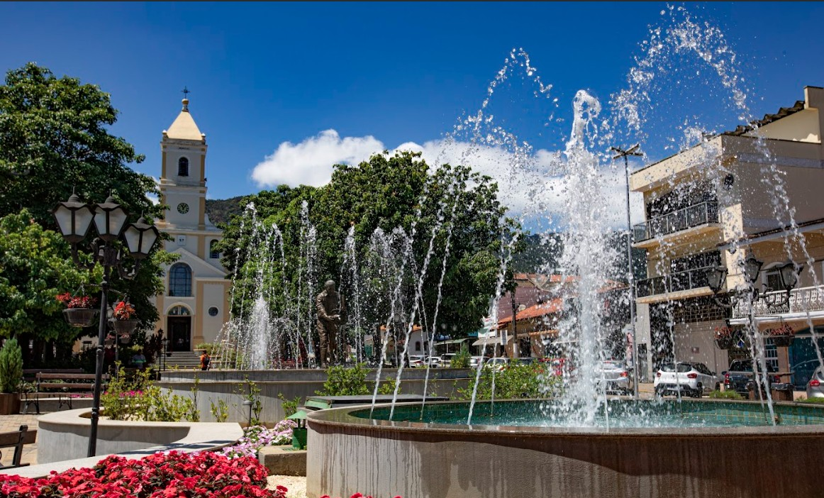 Extrema transforma praça central em cenário de Páscoa com atrações gratuitas | G1