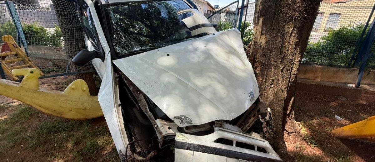 Carro invade berçário em Bauru e destrói parquinho municipal | G1