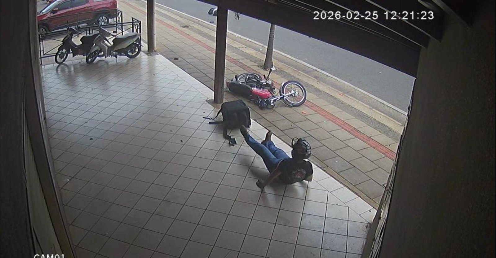 Motociclista sem CNH atropela estudante e bate em pilar de comércio | G1