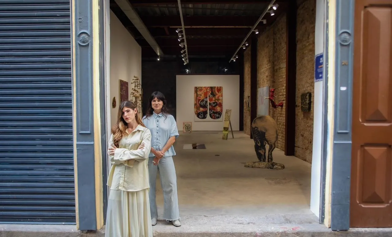 Exposição no Centro do Rio reúne 14 artistas de diferentes regiões do país com obras que exploram corpo e natureza