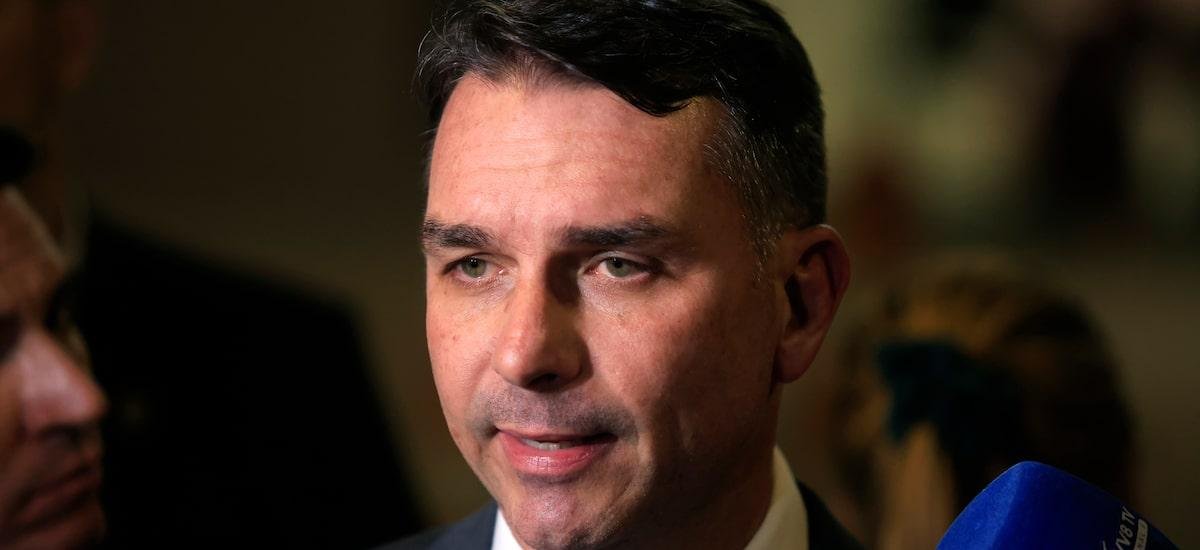 Flávio Bolsonaro coleta assinaturas para PEC que acaba com reeleição para presidente; veja lista