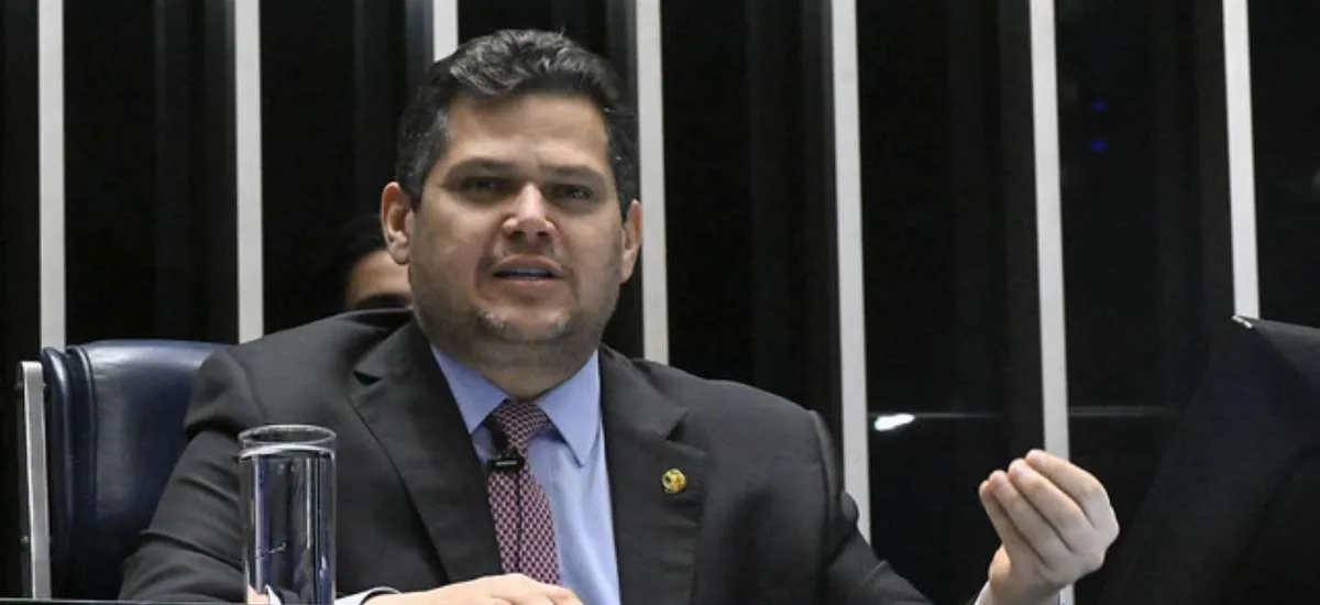 Alcolumbre diz que ‘todo mundo esqueceu’ ligação de Flávio Bolsonaro com Vorcaro: ‘E agora o culpado sou eu e Moraes’