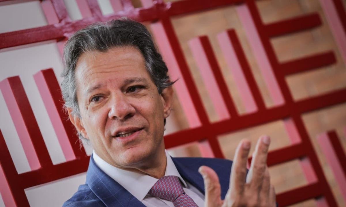 Haddad revela diálogo com Lula para 2026: "Veremos quem convence quem"