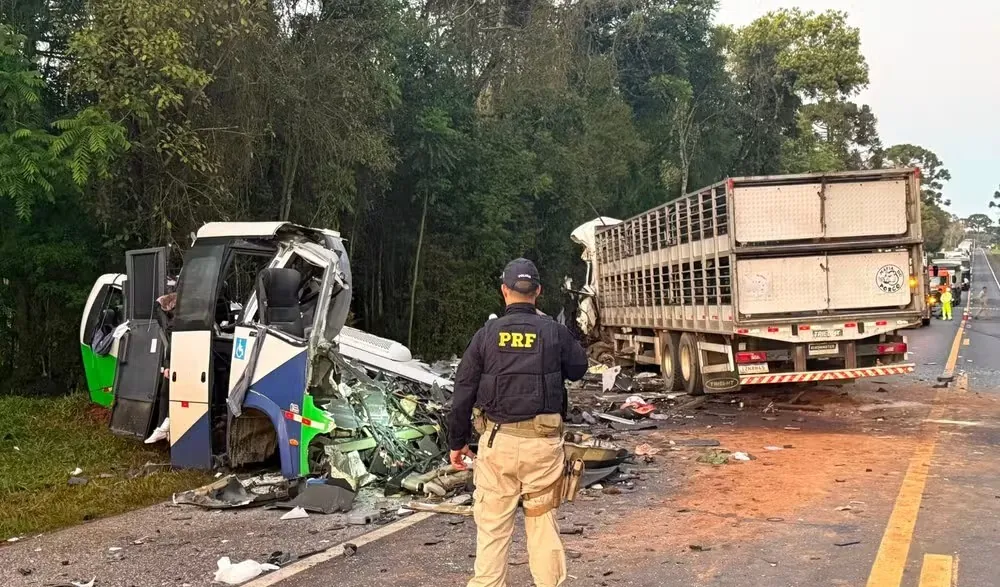 Acidente entre ônibus e carreta deixa 22 mortos no Paraná; vídeo