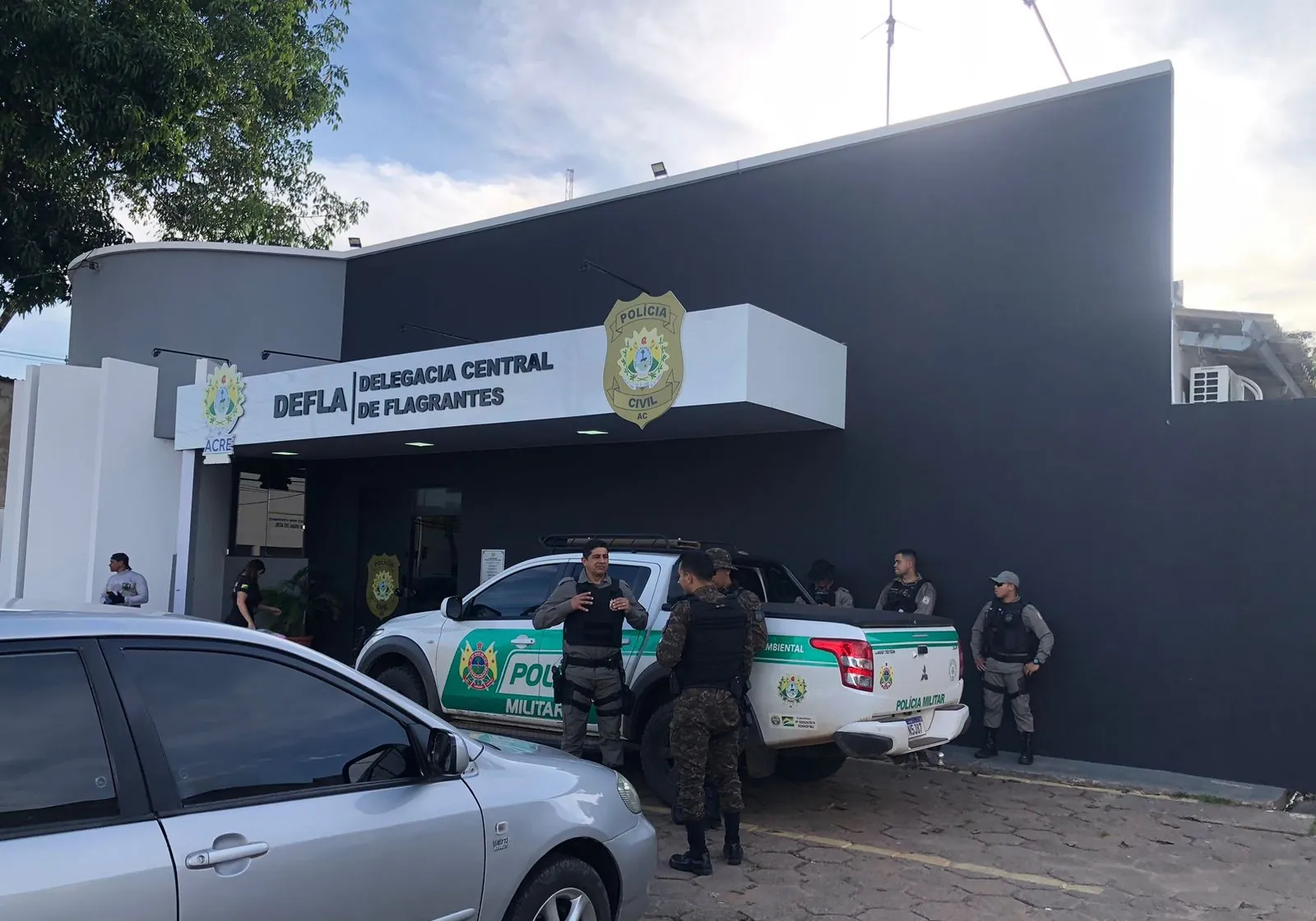 Policial penal é feito refém durante assalto; suspeitos são presos