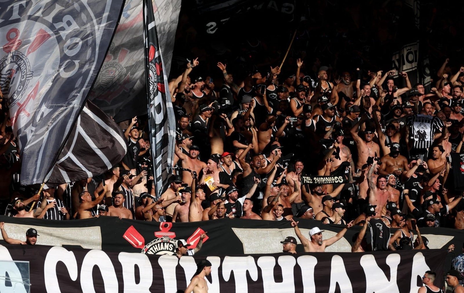 Polícia expulsa corinthianos que ocuparam cativas ao lado de vascaínos