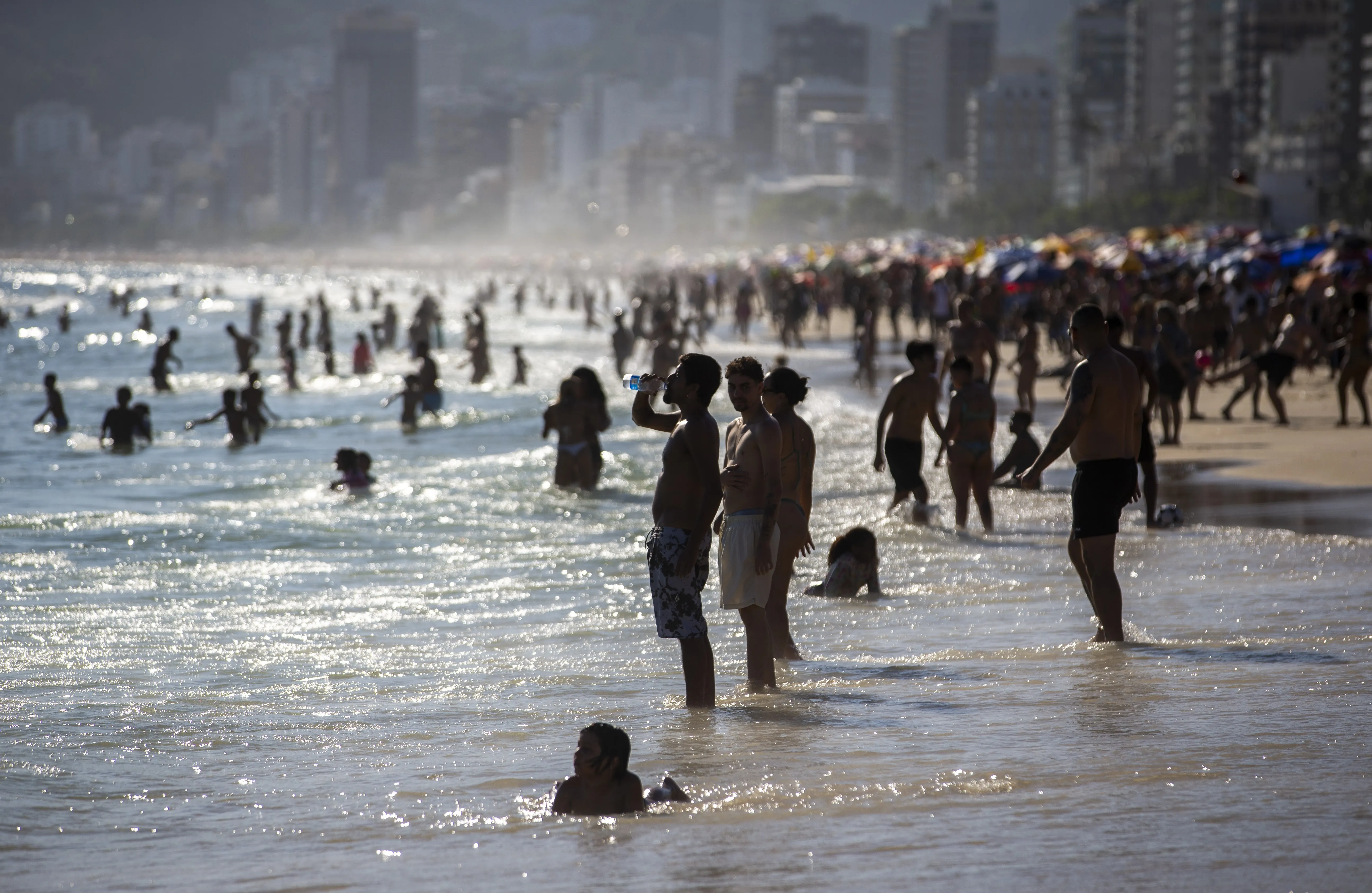 Frente fria avança para o mar, mas mantém chuva em parte do Sul e de SP, enquanto calor persiste em Rio e MG; veja previsão