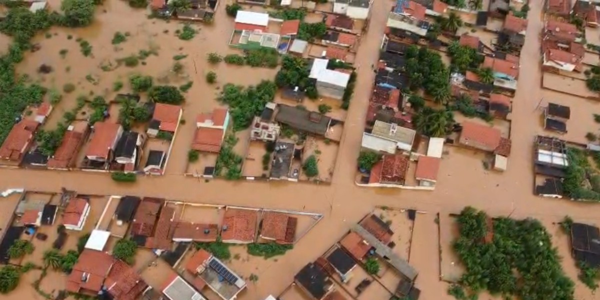 Enchente em Espinosa afeta 550 famílias; cidade tem alerta vermelho | G1