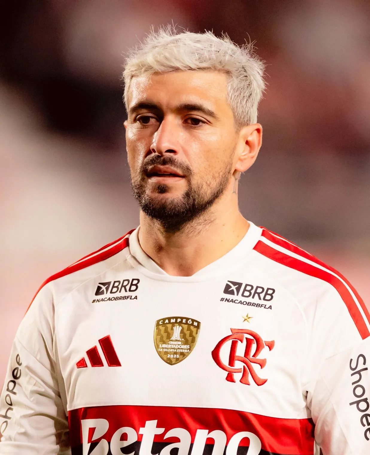 Arrascaeta é encaminhado a hospital na Argentina após machucar ombro em queda em Estudiantes x Flamengo