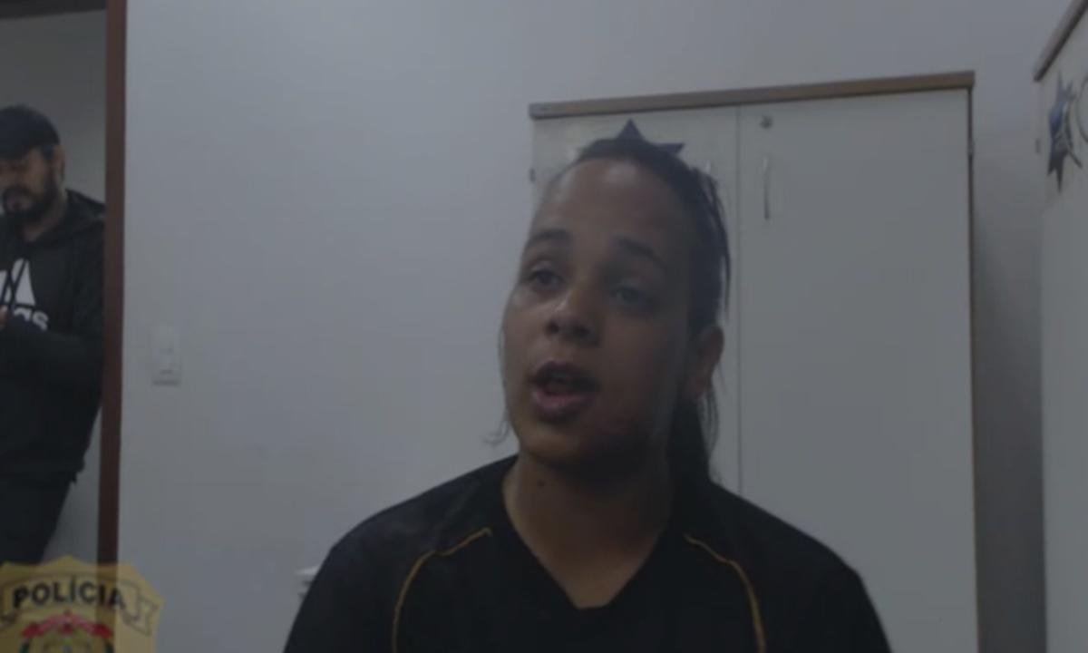 Justiça mantém prisão de mulher mascarada que filmou tortura de homem