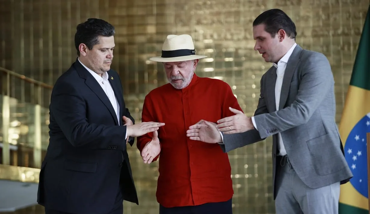 'Juntos para sempre': da 'blusinha' à 6x1, entenda o acordo entre Lula, Motta e Alcolumbre para avançar pauta eleitoral