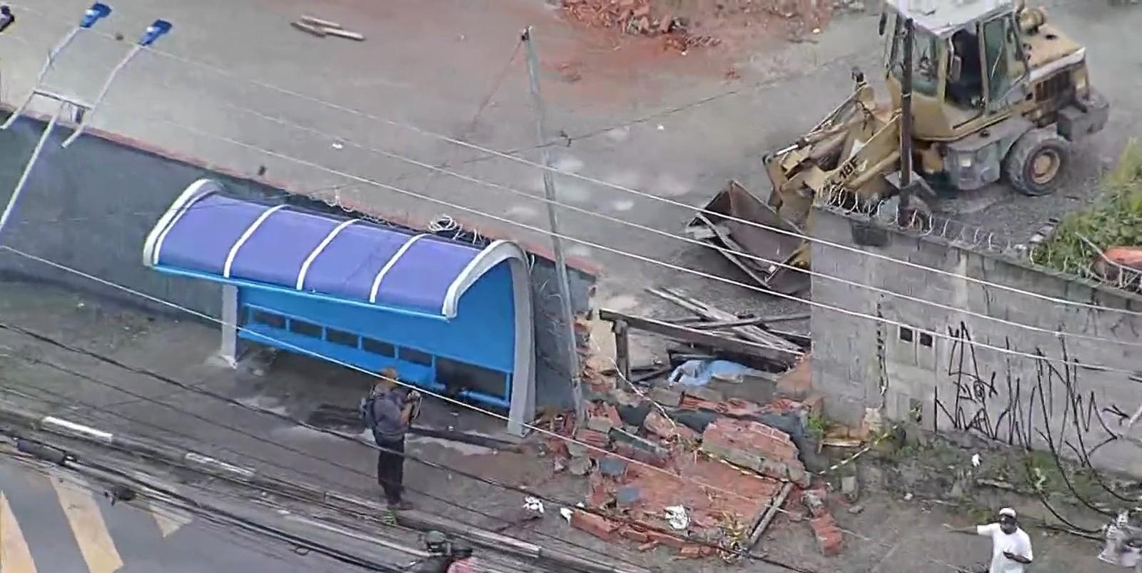 Dono de trator é preso por bater em muro que desabou e matou criança | G1