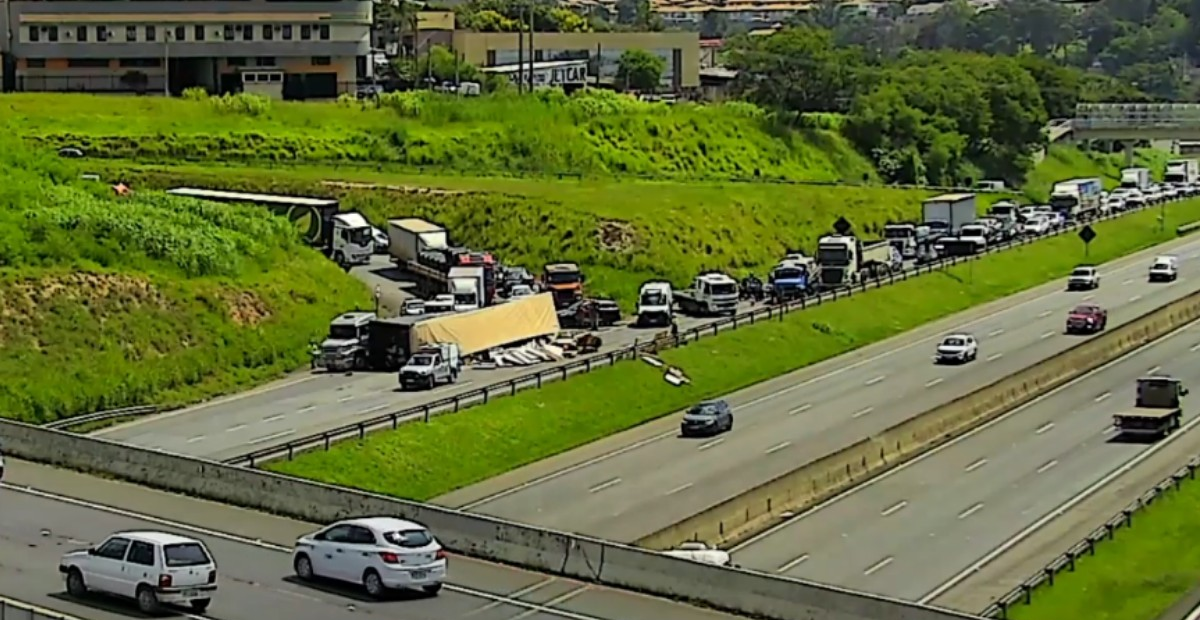 Carreta tomba e interdita marginal da Dom Pedro I em Campinas | G1