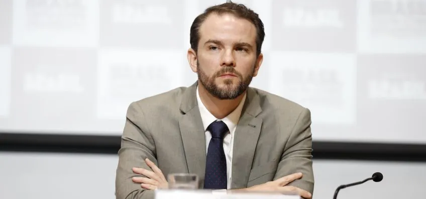 Atuação de Flávio nos EUA é lamentável, diz ministro da Fazenda