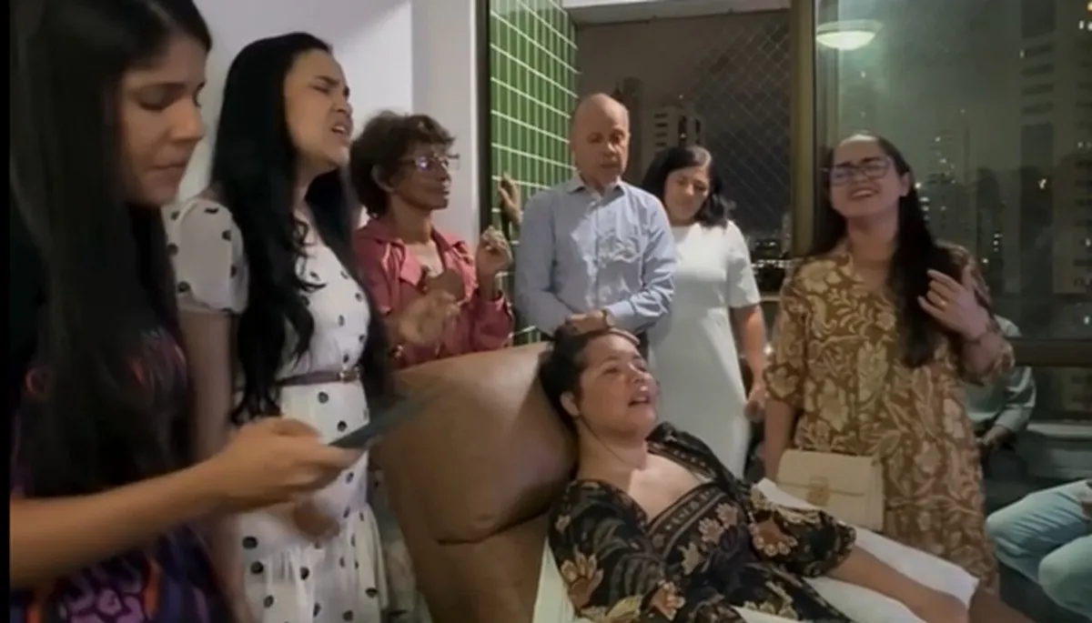 Amigos cantam para Amanda Wanessa no aniversário da cantora; VÍDEO
