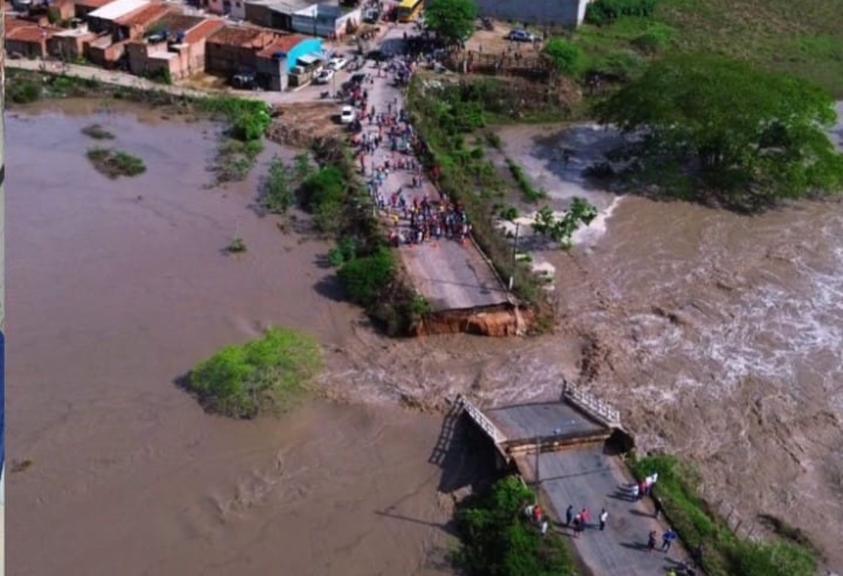 Ponte de acesso a Calçado desaba e aulas são suspensas após chuvas | G1