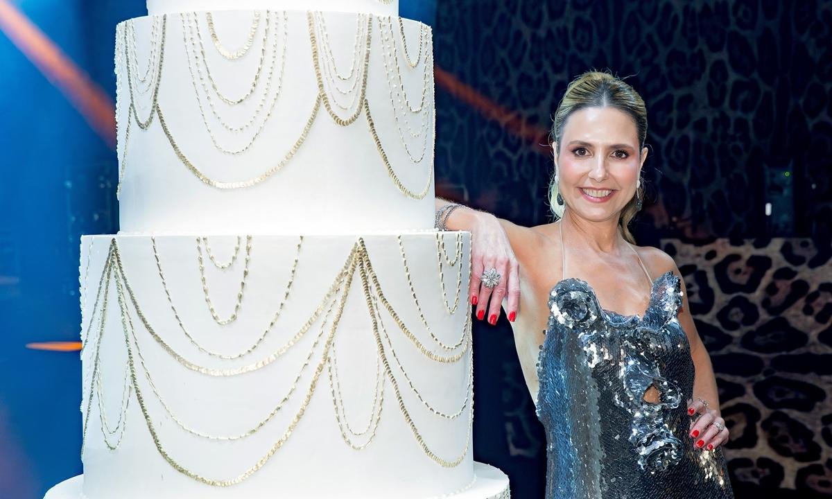 Alessandra Alves brinda 50 anos em festa gloriosa com família e amigos