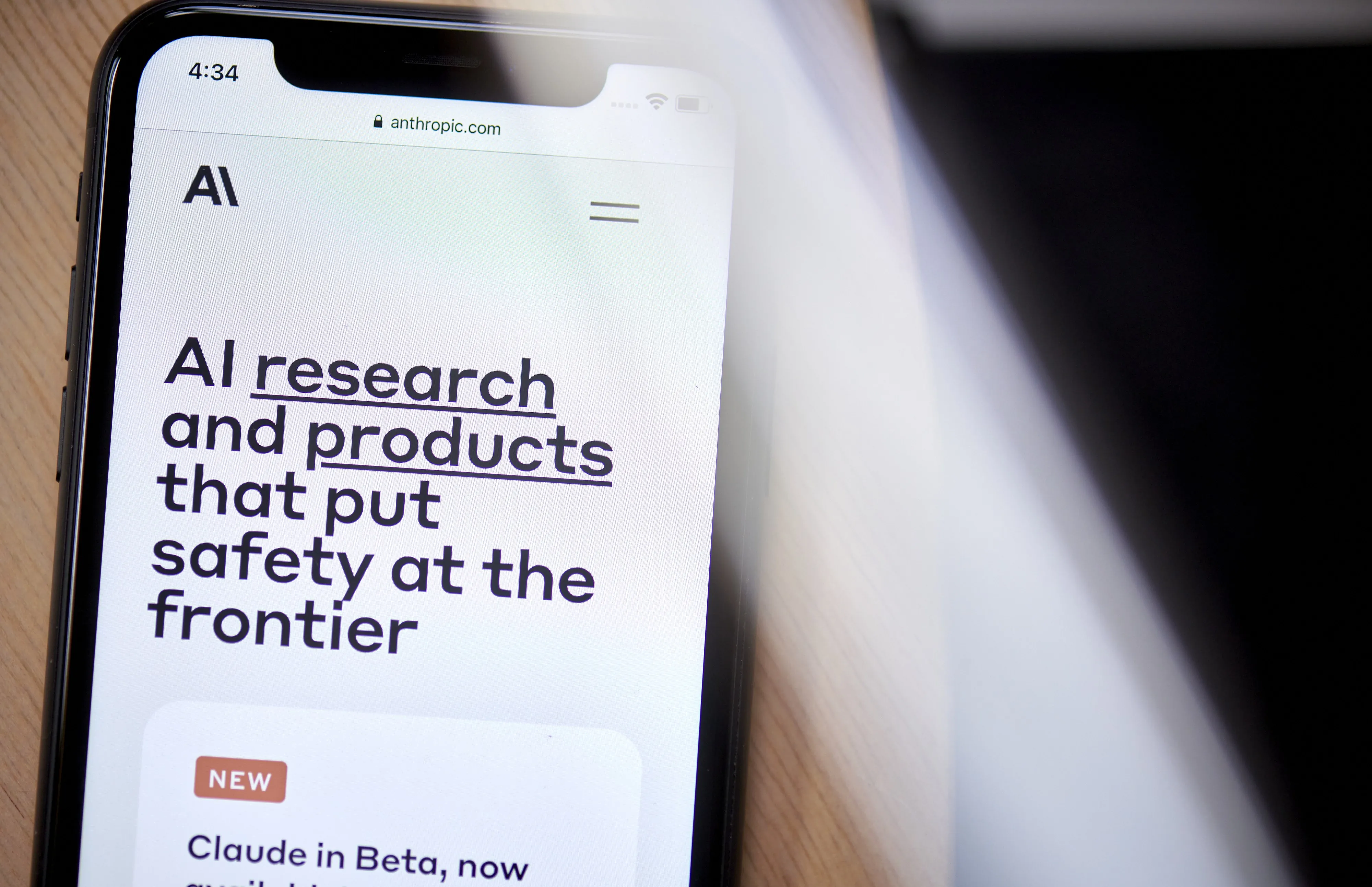 Anthropic espera ultrapassar receita anual da rival OpenAI