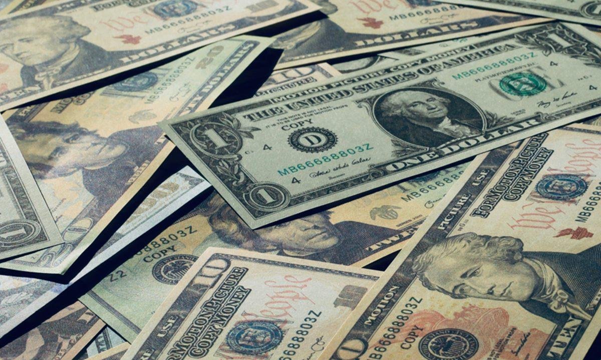 Dólar cai e Bolsa bate recorde com ata do Copom e produção industrial