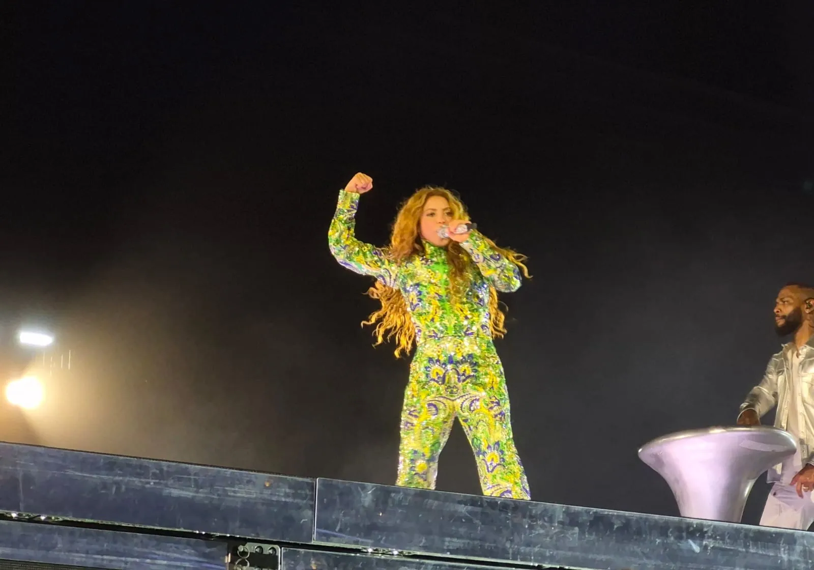 Após atraso, Shakira surpreende Copacabana com saraivada de beats e declaração de amor ao Brasil