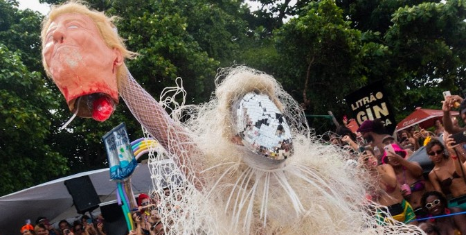 Um banho de mar à fantasia com Shakira, Bad Bunny e a cabeça de Donald Trump: 'Nunca é só carnaval'