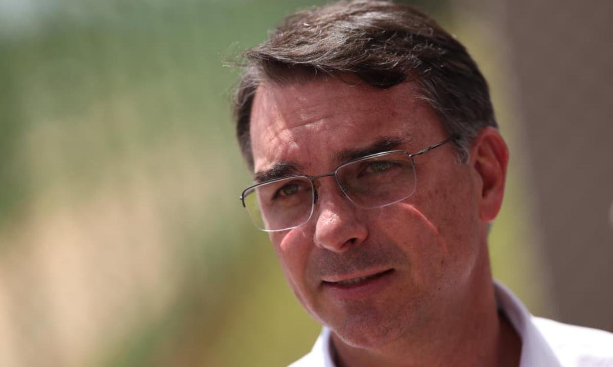 Flávio Bolsonaro diz que posição de Lula sobre Irã é inaceitável