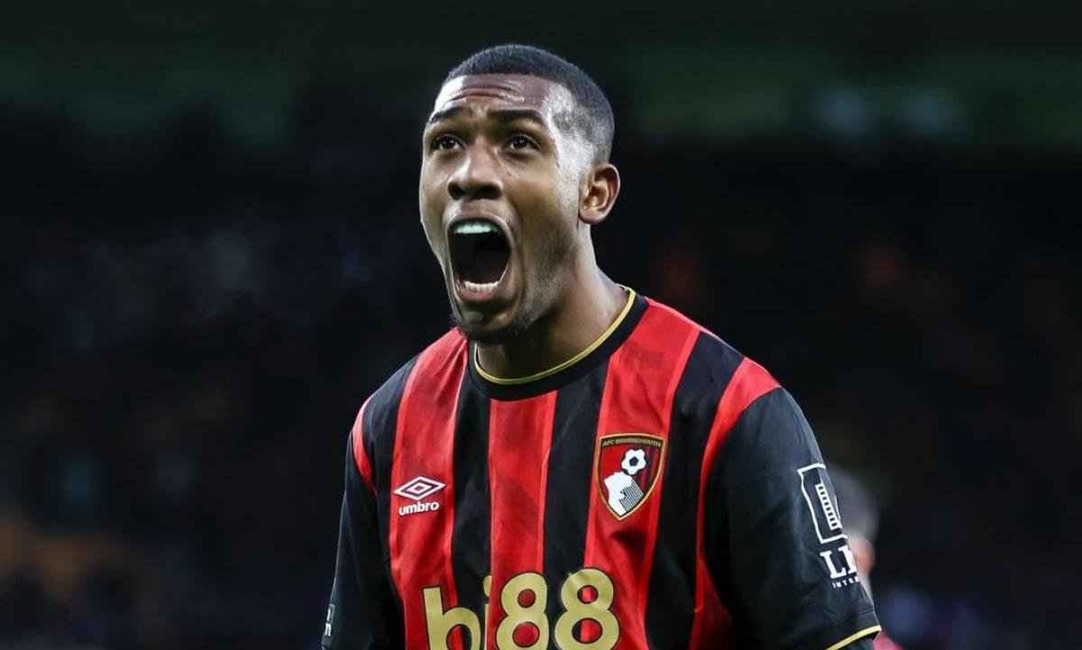 Rayan entra no 2º tempo e dá assistência em estreia na Premier League