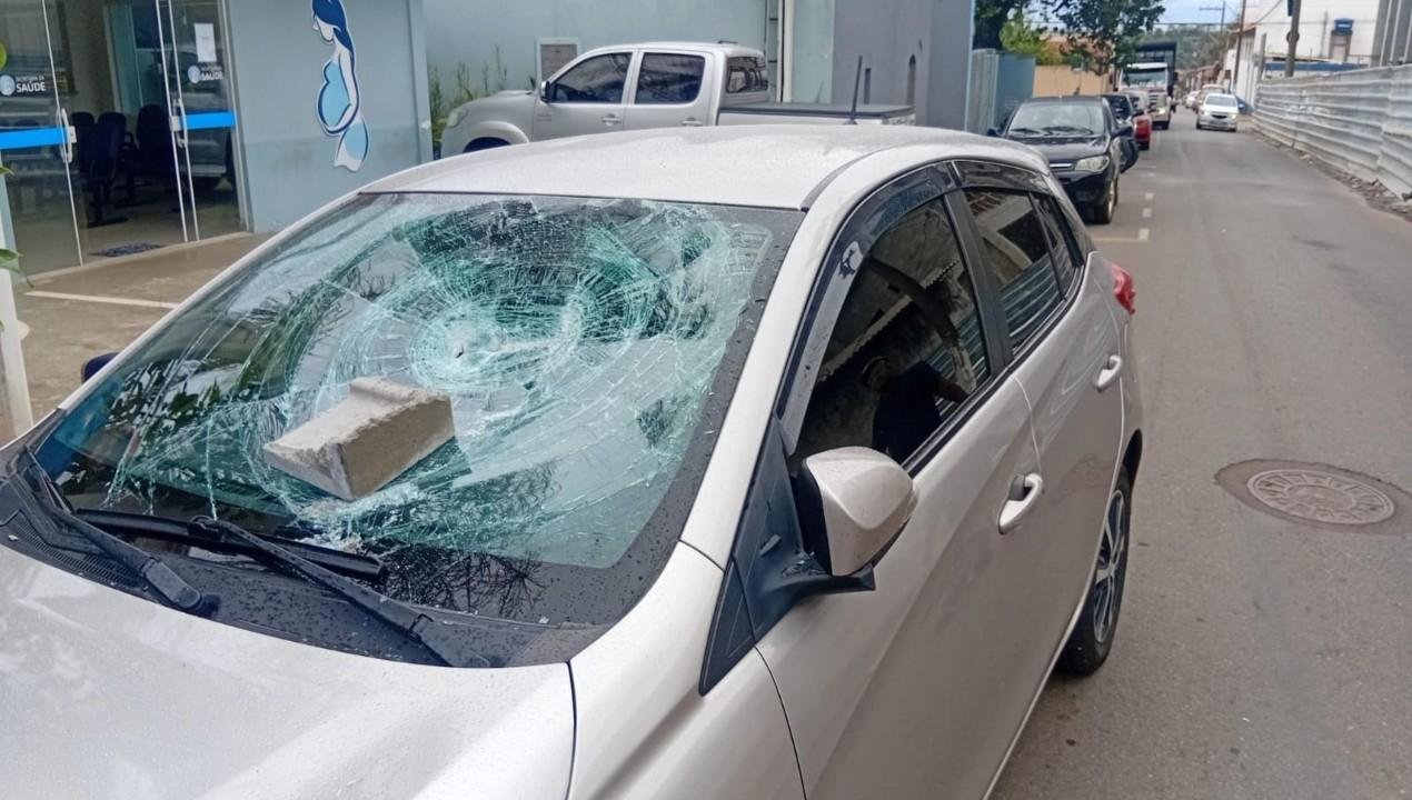 Para-brisa de carro fica destruído após ser atingido por bloco de obra | G1