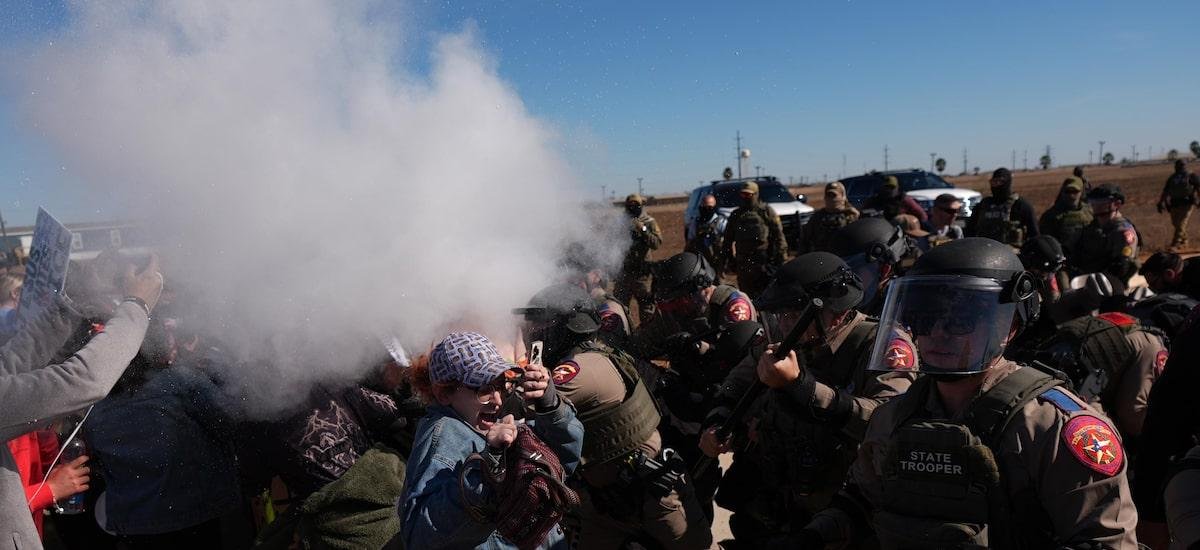 EUA: polícia dispersa com gás lacrimogêneo protesto contra detenção de imigrante de 5 anos