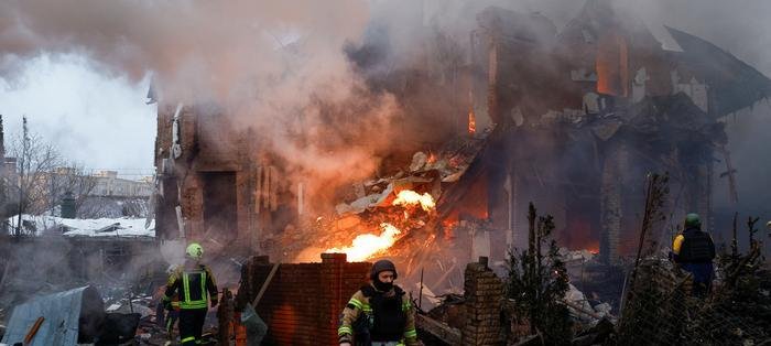 Ucrânia sofre ataques de drones e mísseis às vésperas dos 4 anos de guerra