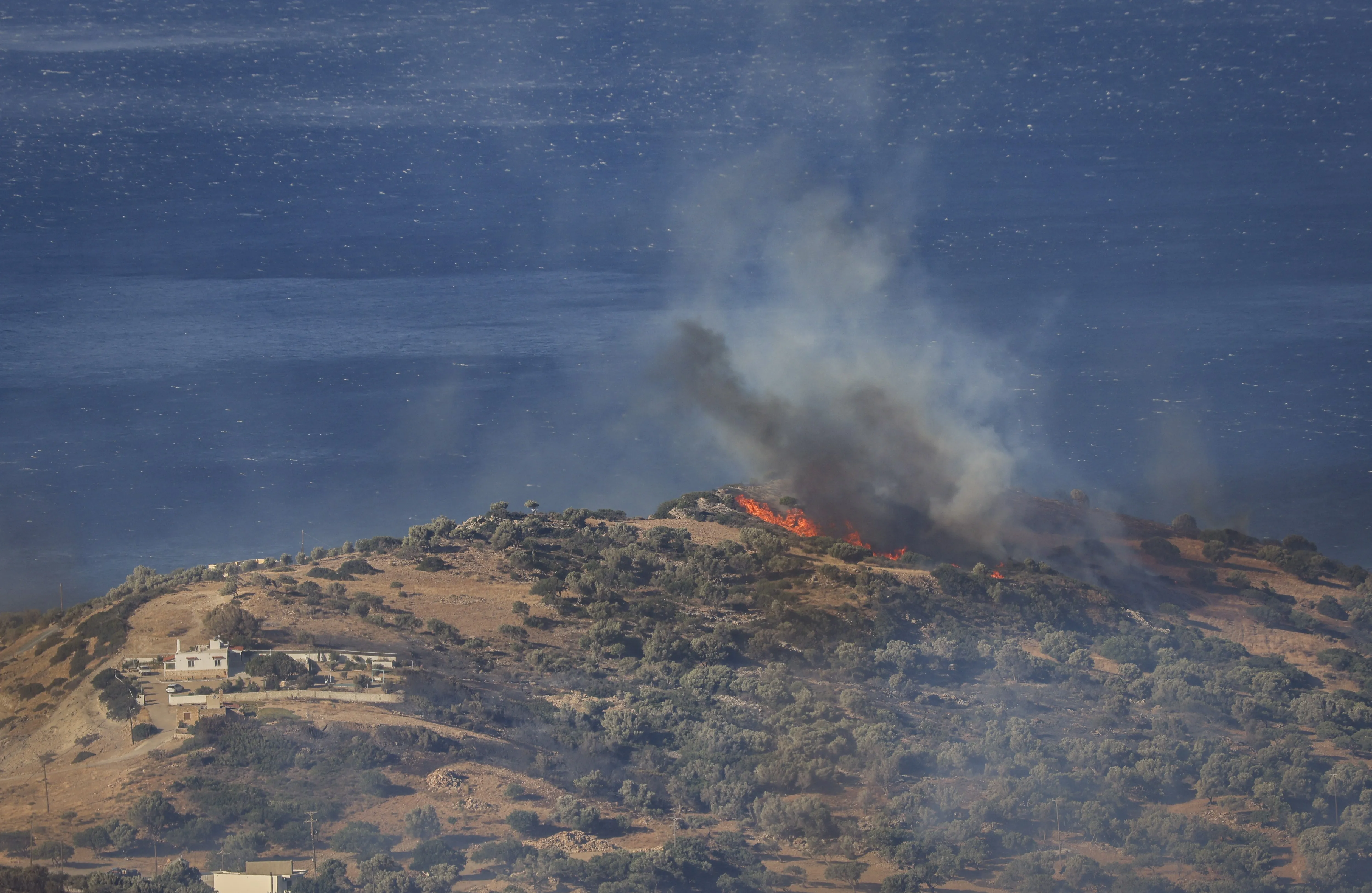 Incêndios avançam na Grécia e moradores são evacuados na região de Atenas