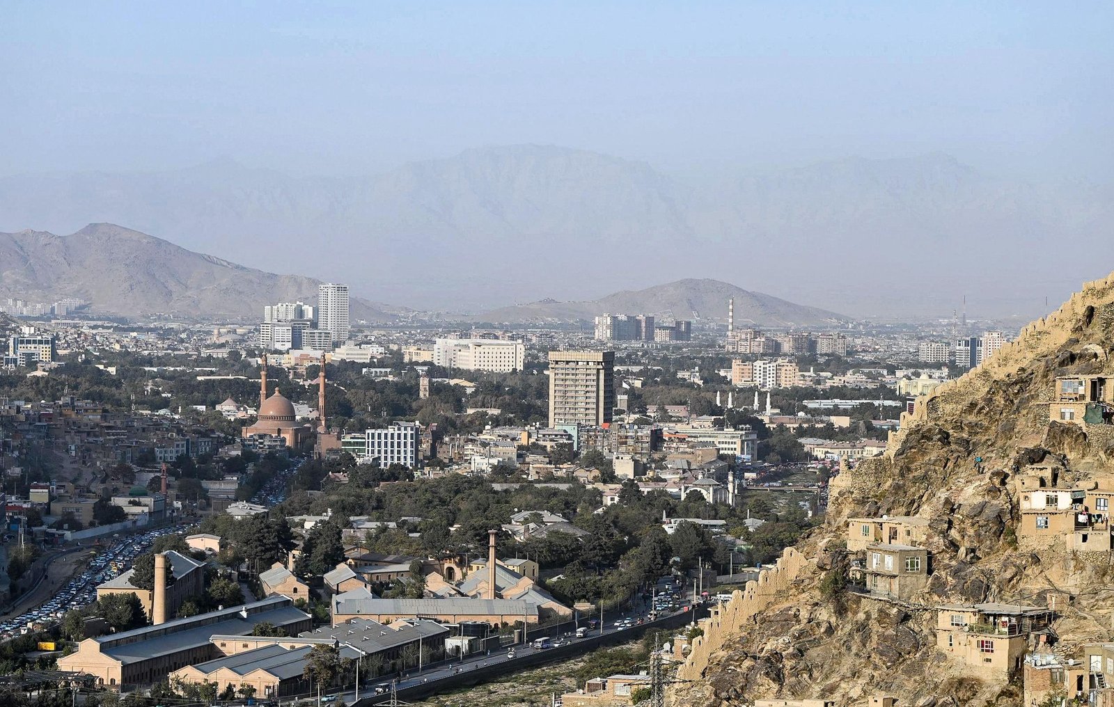 Paquistão bombardeia Cabul após ataques afegãos; ministro da Defesa declara 'guerra aberta' contra governo talibã