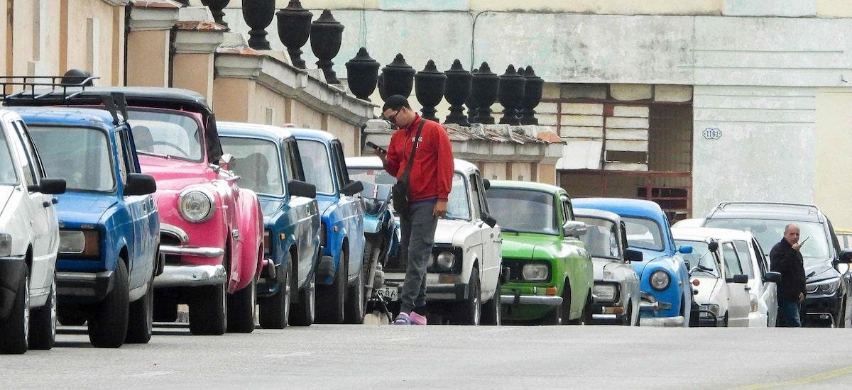 Postos de gasolina têm longas filas em Cuba, que acusa Trump de ‘asfixiar’ sua economia