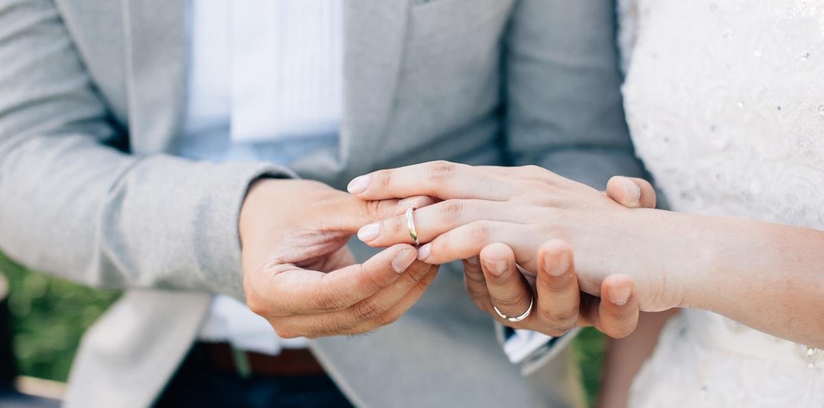 Homem foi padrinho no casamento da amiga e acabou virando o marido