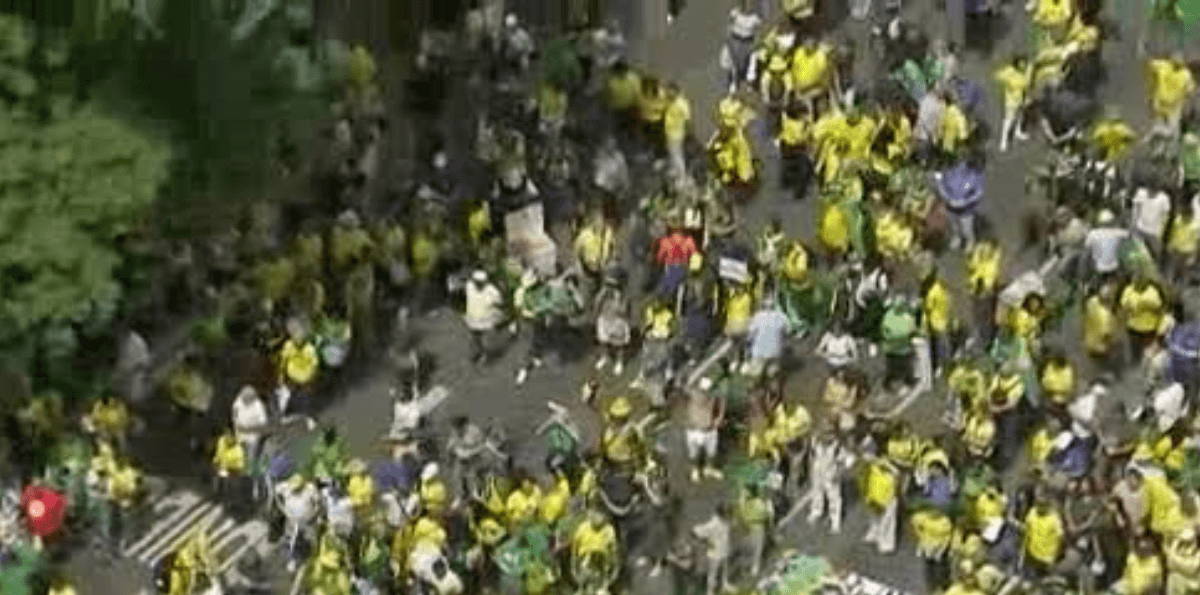 Manifestantes se reúnem na Avenida Paulista em ato contra Lula e o STF