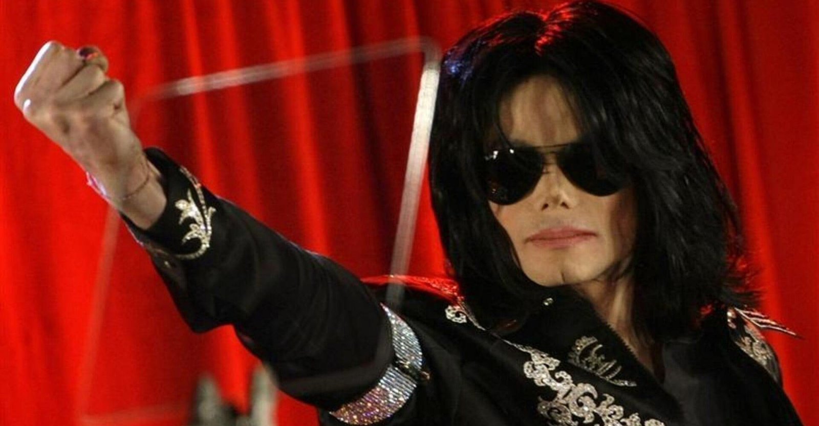 Michael Jackson teria molestado criança na casa de Elton John; entenda caso