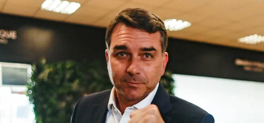 Ao vivo: Flávio comenta decisão de Moraes de proibir visita a Bolsonaro