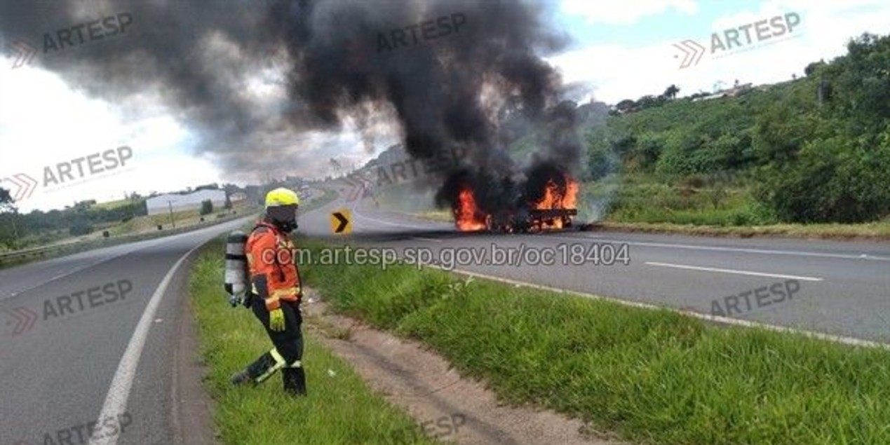 Carreta pega fogo às margens de rodovia em Itapetininga | G1