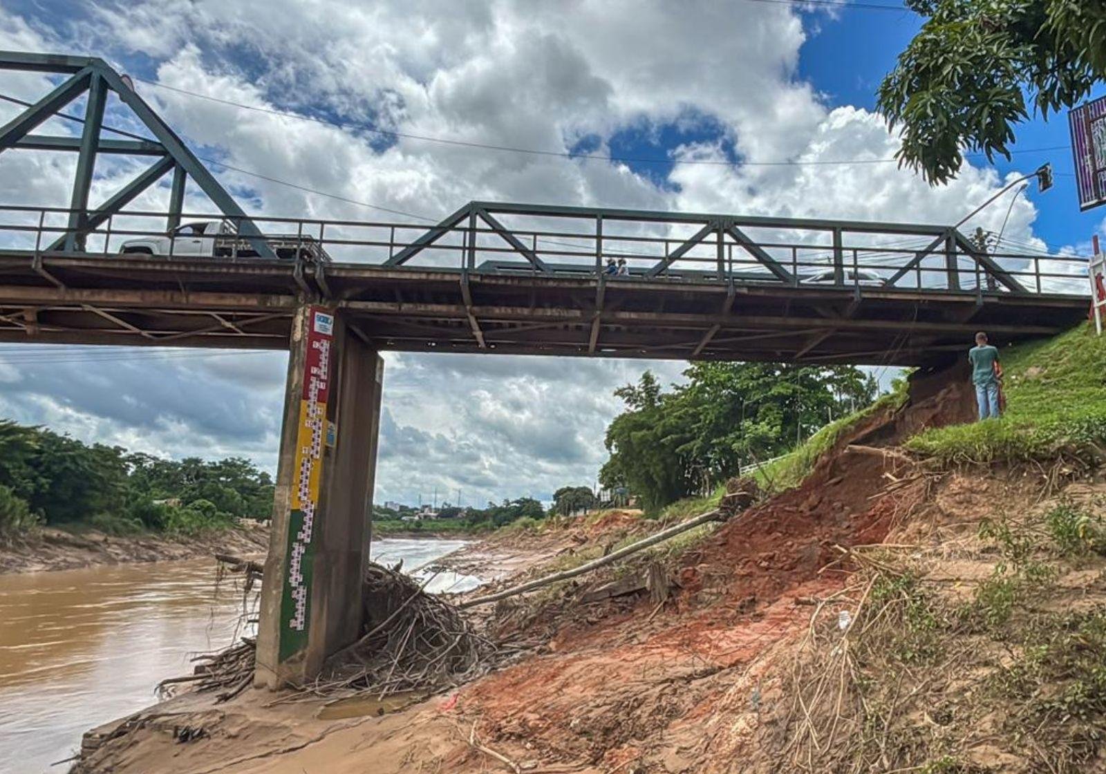 Após cheia, deslizamento de terra em ponte pode isolar 2 cidades do AC | G1