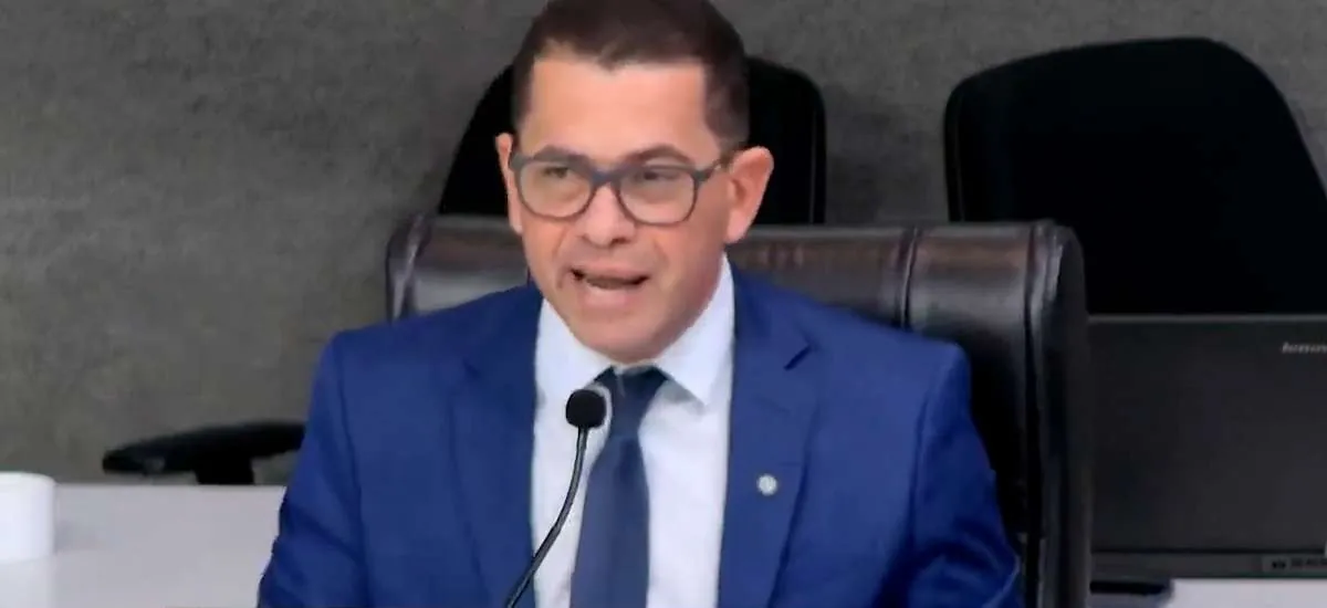 Presidente da Câmara de Vitória xinga com microfone aberto após encerrar sessão: 'Que meu *** cresça'