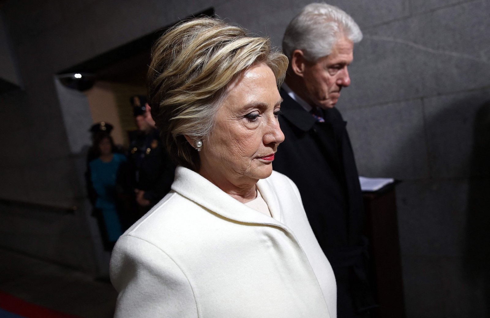Hillary Clinton acusa republicanos de blindarem Trump em caso Epstein, mas se vê mais uma vez como 'defensora' do marido