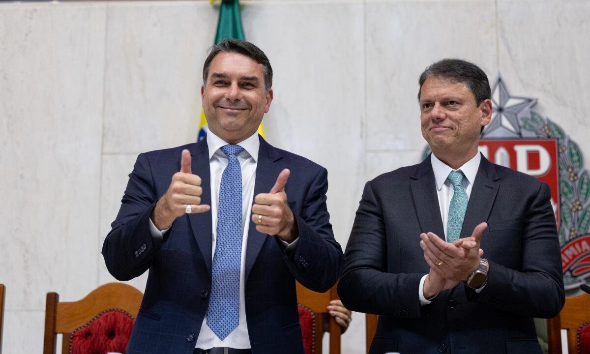 Se rendeu: o dia em que Tarcísio virou o "chofer" de Flávio Bolsonaro