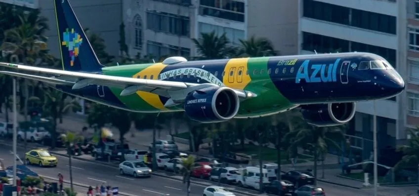 Avião da Azul faz rasante em praias do Rio em parceria com CBF