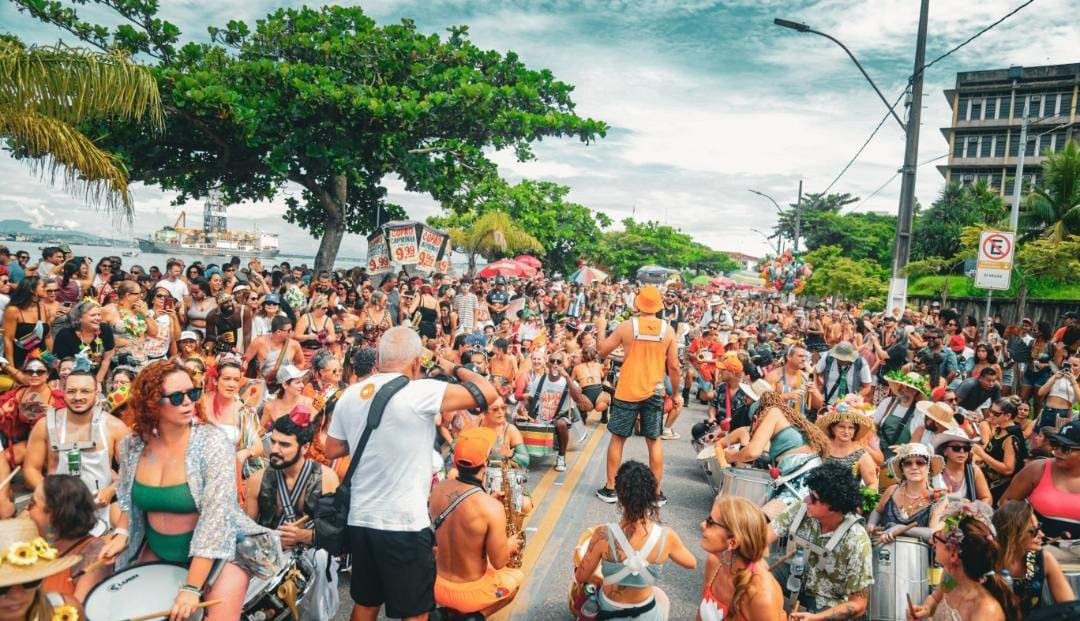 Ainda tem carnaval: orla da Boa Viagem, em Niterói, recebe encontro de blocos