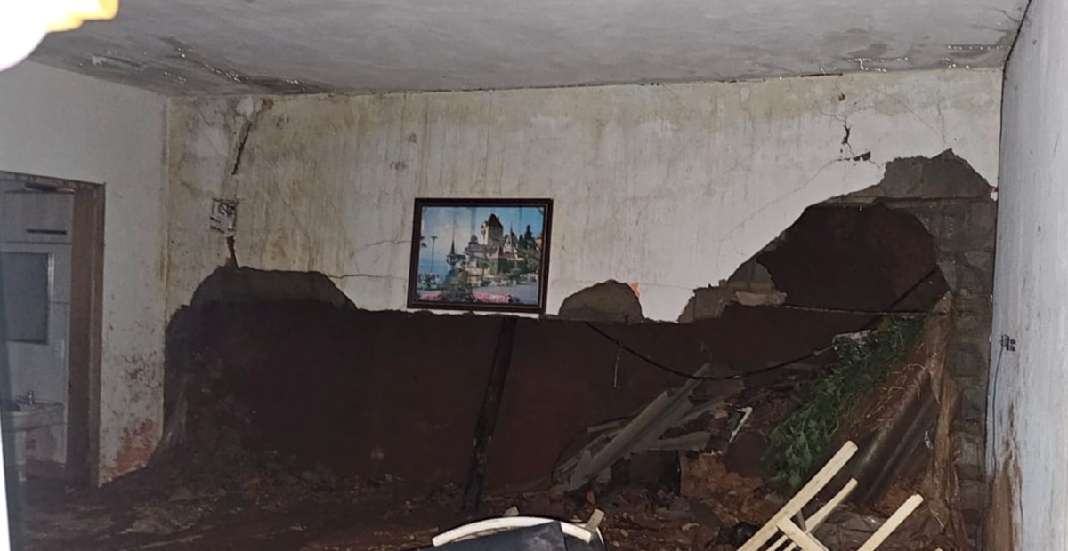 Deslizamento de terra atinge casa e deixa um ferido em Jaguariúna | G1