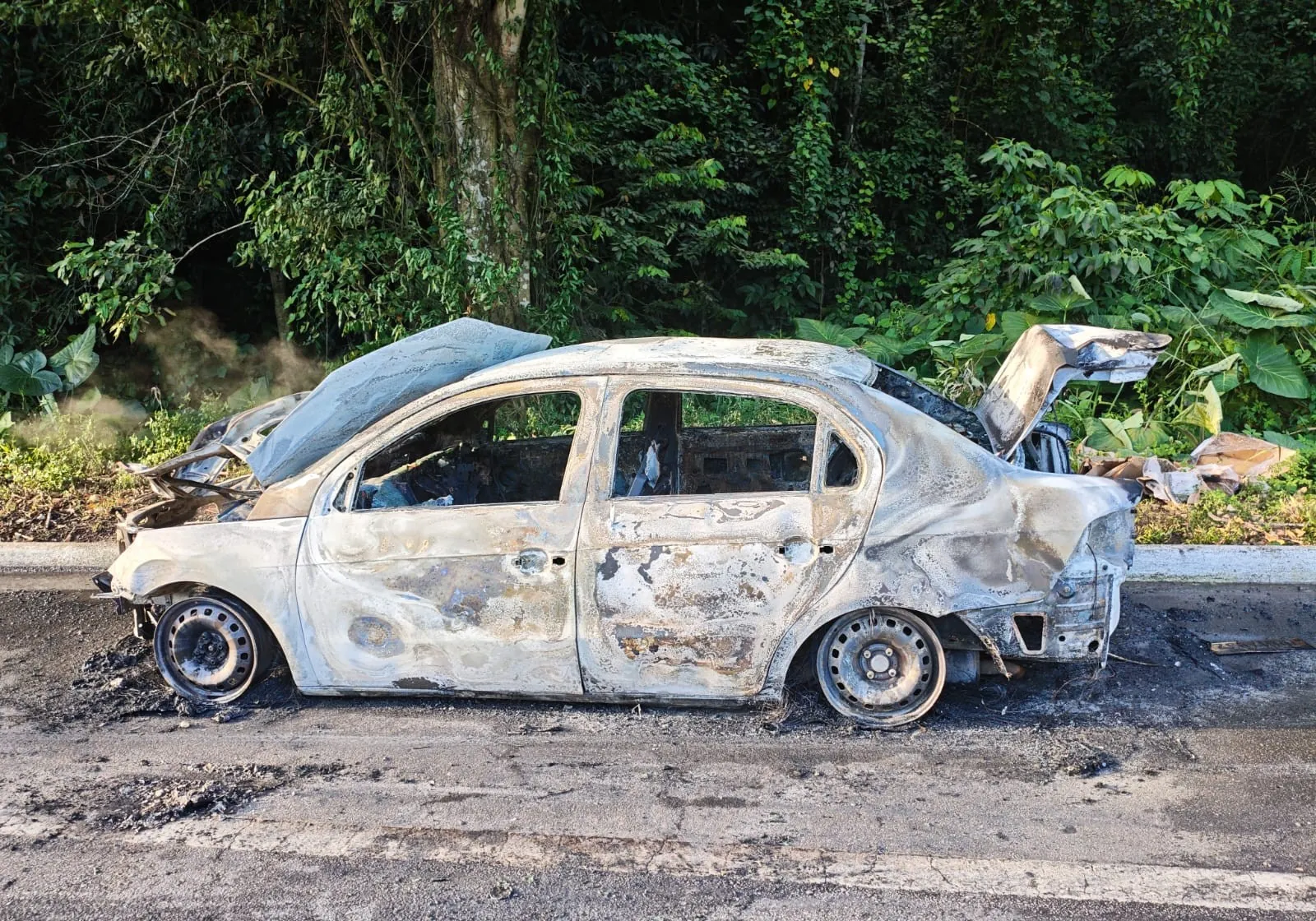 Criminosos rendem motorista de app e incendeiam carro; vítima escapa