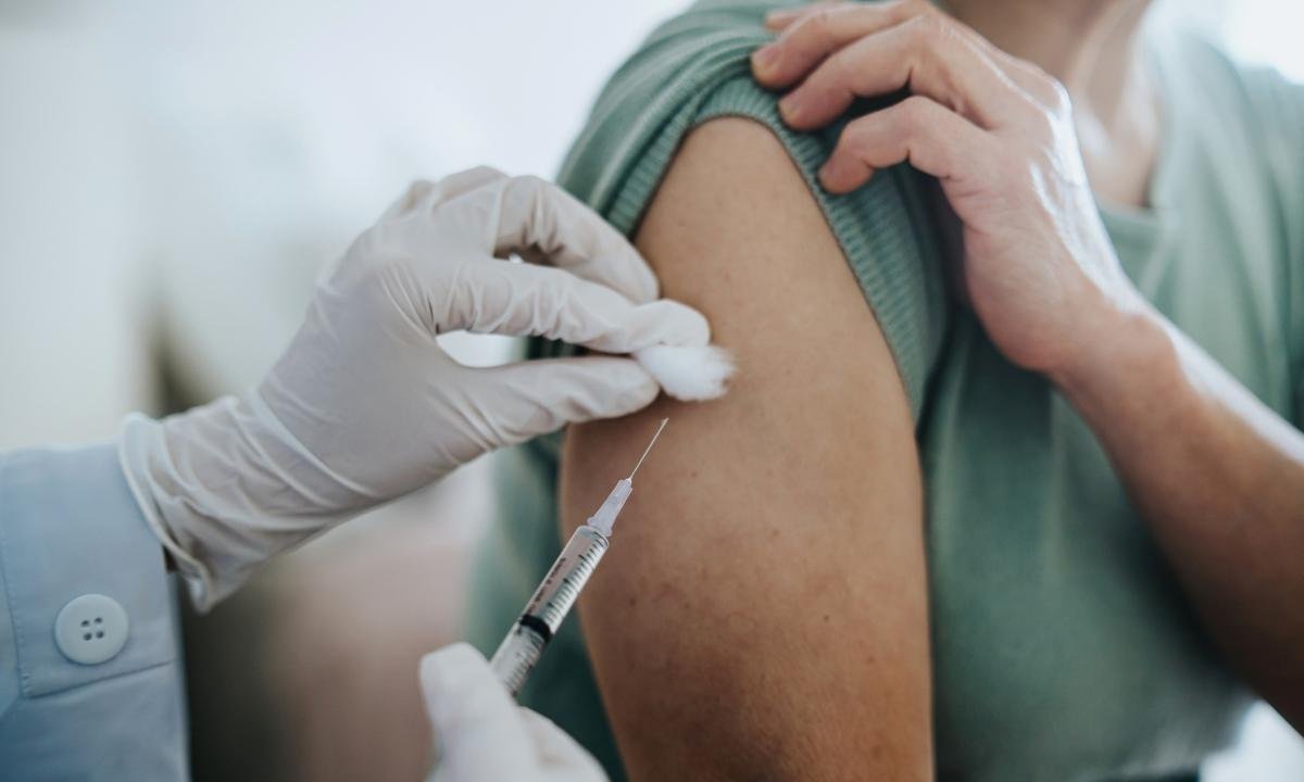 Como a crise na vacinação em outros países impacta o Brasil?