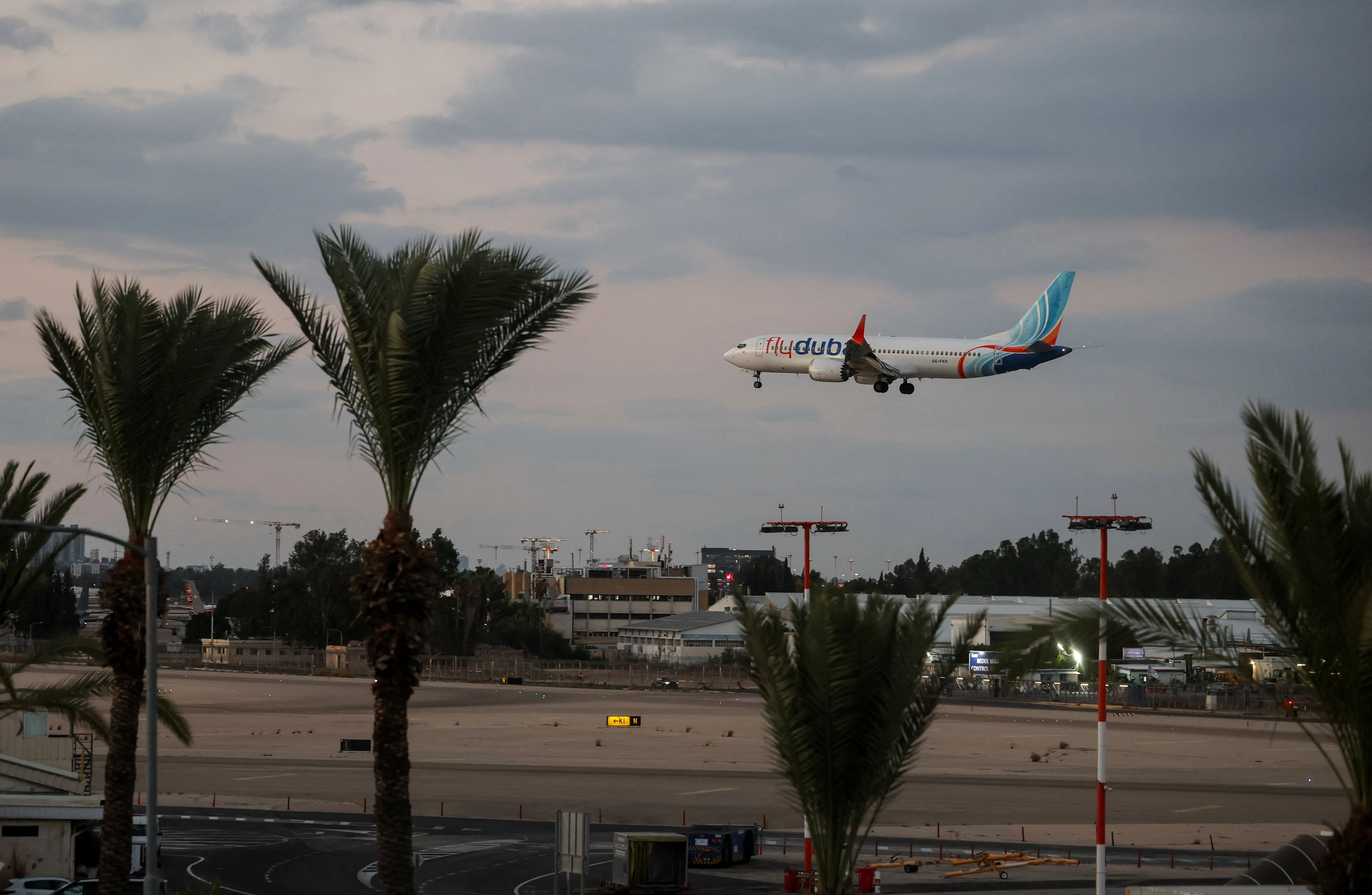 Netanyahu diz ser cedo para apontar responsáveis por incidente com avião; Flydubai suspende voos para Israel
