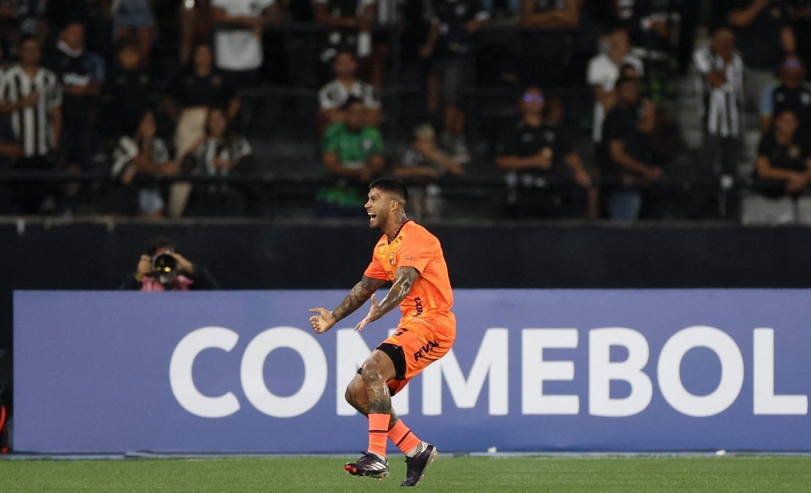 Botafogo perde para o Barcelona-EQU, é vaiado e está fora da Libertadores