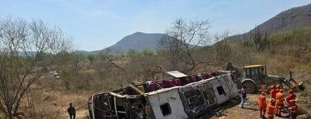 Acidente com ônibus deixa ao menos 15 mortos em rodovia de Alagoas